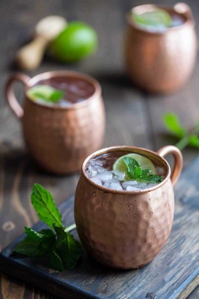 Moscow mule recipe in two copper mugs