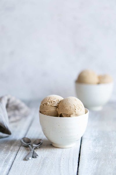Gingerbread ice cream recipe served in two bowls
